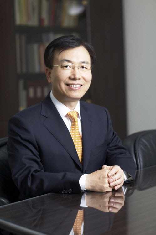 김석수 동서식품 회장이 동서 주식 4만주를 기탁했다.   동서식품 제공